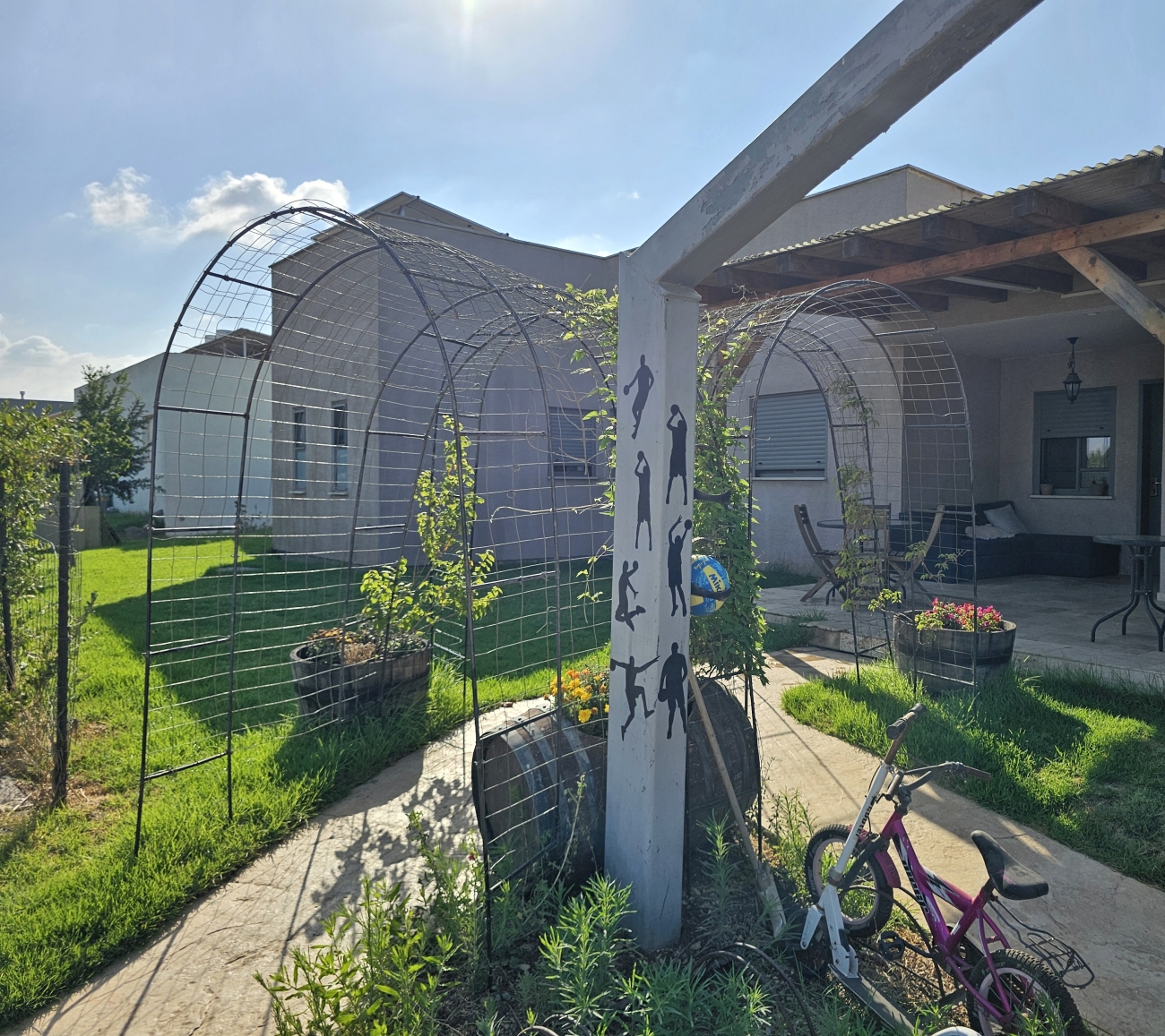 מרפסת עץ עם נוף פתוח